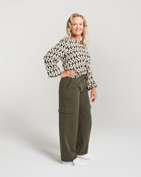 BWY8737-Top-BWY8720-Pant-Gravel-Spruce-Side tucked
